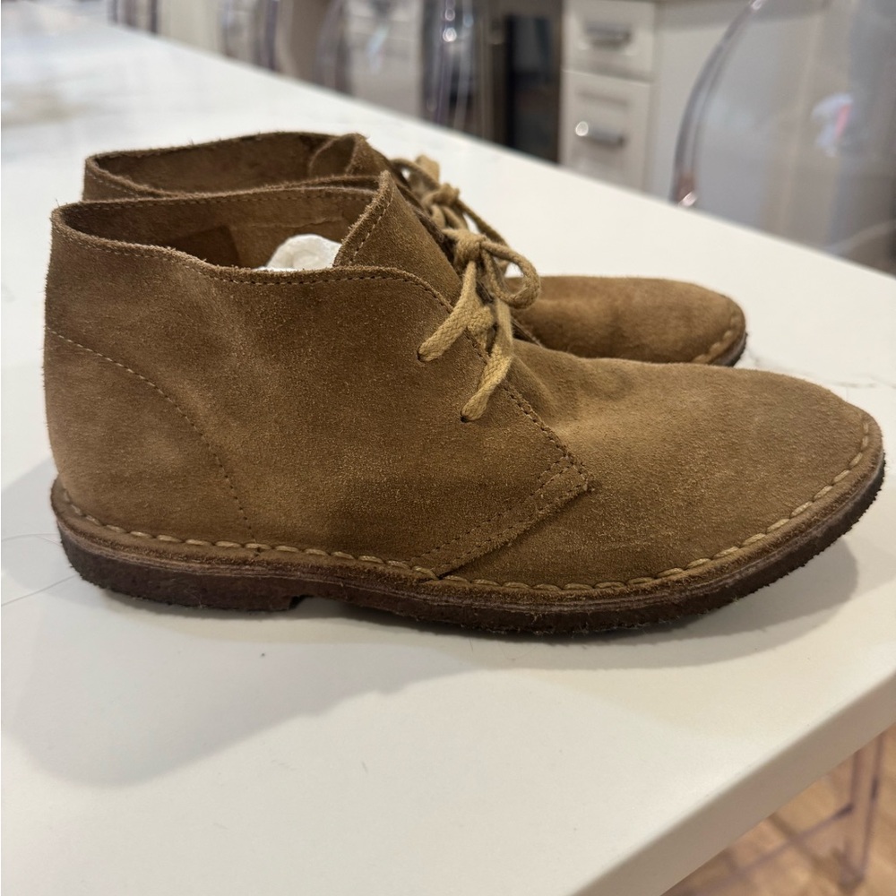 J crew boys chucka boot suede. Good used condition  size 6 measuring 10.5 inches